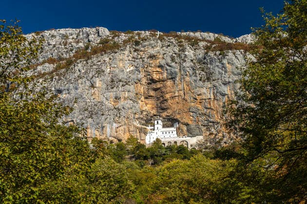 Kloster Ostrog Das serbisch-orthodoxe Kloster Ostrog hoch oben in einem Felsen, Montenegro, Europa Serbian Orthodox Ostrog monastery high up in the large rock of Ostroöka Greda, Montenegro, Europe *** Ostrog Monastery The Serbian Orthodox Ostrog monastery high up in the large rock of Ostroöka Greda, Montenegro, Europe Serbian Orthodox Ostrog monastery high up in the large rock of Ostroöka Greda, Montenegro, Europe