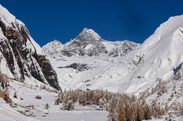 Kals THEMENBILD - Der erste Schnee hat am Montagabend, 01. November 2021, zu winterlichen Verhältnissen auf Tirols Straßen geführt. Im Osttiroler Teil des Nationalpark Hohe Tauern reichte weisse Pracht bis in lagen auf ca. 1500m. Hier im Bild, Grossglockner 3798m, am Dienstag 2. November 2021, Kals am Grossglockner The first snow has led to wintry conditions on Tyrol s roads on Monday evening, 01 November 2021. In the East Tyrolean part of the Hohe Tauern National Park white splendor reached up to altitudes of about 1500m. Here in the picture Grossglockner mountain on Tuesday November 2, 2021, Kals am Grossglockner. *** Kals THEMENBILD The first snow has led to wintry conditions on Tyrol s roads on Monday evening, 01 November 2021 In  EP_gro