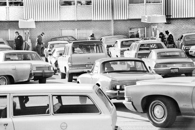 IMAGO History, Ölpreiskrise 1973 October 11, 1808, Maryland, USA: Cars lined up at Gas Station, Maryland, USA, Warren K. Leffler, US News & World Report Magazine Collection, February 1974 USA - ZUMAg145 18081011_zap_g145_001 Copyright: xJTxVintagex