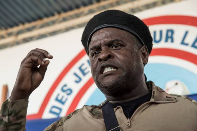 Bilder des Jahres 2021, News 11 November News Themen der Woche KW44 News Bilder des Tages The leader of Haiti s main armed gang, Jimmy Cherizier, alias Barbecue, speaks to the media during a tour of the La Saline neighborhood, in Port-au-Prince, Haiti, 03 November 2021. Barbecue, kingpin of the group called G9 Fanmi e Alye, summoned the national and international press in the impoverished neighborhood of La Saline and read a statement charging against the Government and calling for the resignation of Prime Minister Ariel Henry. Criminal groups, mainly G9 Fanmi and Alye, have been spreading terror for months, with the exception of two brief truces after the assassination of President Jovenel Moise on 07 July and the earthquake that struck the south of the country on 04 August. Leader of Haiti s largest gang summons the press and  Copyright: xOrlandoxBarriax AME4379 20211103-fa44ee1ba08e39ac34743c838ca6b05b609bcebe