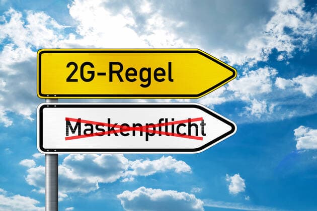 Maskenpflicht entfällt durch die 2G-Regel, Medizinische Gesichtsmaske Maske muss nicht getragen werden durch Einlass von Geimpft und Genesen nach 2G xFOTOMONTAGEx