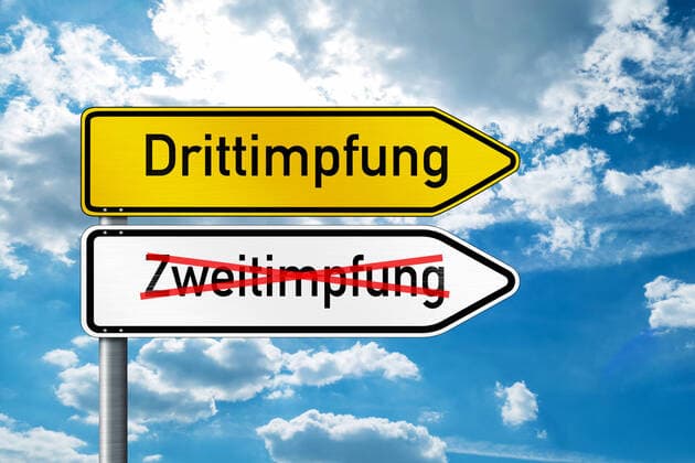 Schild mit der Aufschrift Zweitimpfung und Drittimpfung, Booster Impfung covid-19 Impfstoff, die Dritte Dosis der Coronavirus Impfung xFOTOMONTAGEx