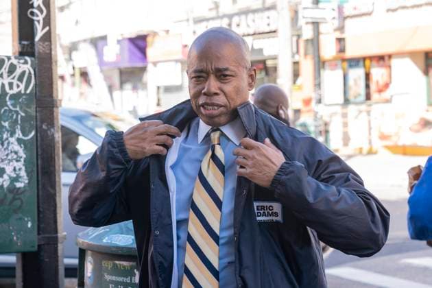 News Bilder des Tages Mayor-elect Eric Adams stops for lunch to try vegan sandwich by Plantega Mayor-elect Eric Adams stops for lunch to try vegan sandwich by Plantega at Marinello s Gourmet Deli in Brooklyn. Eric Adams is known as vegan and wrote a book about his plant-based diet. New York New York United States Copyright: LevxRadin