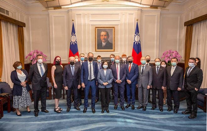 Bilder des Jahres 2021, News 11 November News Themen der Woche KW44 November 4, 2021, TAIPEI, Taipei City, TAIWAN: A handout image made available by the Taiwan Presidential Office shows Taiwan President Tsai Ing-wen (M) posing for a group photo with the delegation from the European ParliamentÃ¢â‚¬â ¢s Special Committee on Foreign Interference in all Democratic Processes in the European Union, inside the presidential office. This has been the first formal delegation sent by the European Union legislative institution to Taiwan, according to international news reports, which is seen as a move to build a Taipei-Europe rapport in the face of the global expansion of Chinese political and economic influence. TAIPEI TAIWAN - ZUMAh165 20211104_zih_h165_003 Copyright: xHandout xTaiwanxPresidentialxOffx