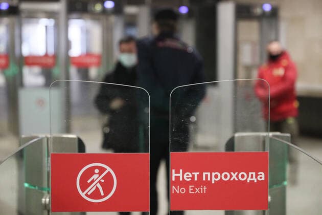 MOSCOW, RUSSIA - NOVEMBER 4, 2021: A police officer enforces the face mask requirement at Trubnaya station of the Moscow Metro. Due to a surge in COVID-19 cases, the Moscow authorities has declared non-working days with pay from October 28 to November 7. Alexander Shcherbak TASS  TS116B5E