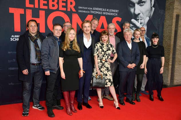 Till Derenbach, Thomas Wendrich, Christian Granderath, Anja Schneider, Albrecht Schuch, Michael Souvignier, Jella Haase, Gast, Christoph Liedke, Jörg Schüttauf, Zoe Valks, Andreas Kleinert und Paula Hans bei der Premiere des Kinofilms Lieber Thomas im Kino International. Berlin, 03.11.2021