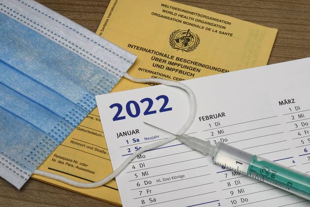 Impfausweis mit Mundschutzmaske und Kalender 2022 Impfausweis mit Mundschutzmaske und Kalender 2022, 02.11.2021, Borkwalde, Brandenburg, Auf einem Impfausweis und einer Mundschutzmaske liegt ein Kalender von 2022 mit einer Spritze.
