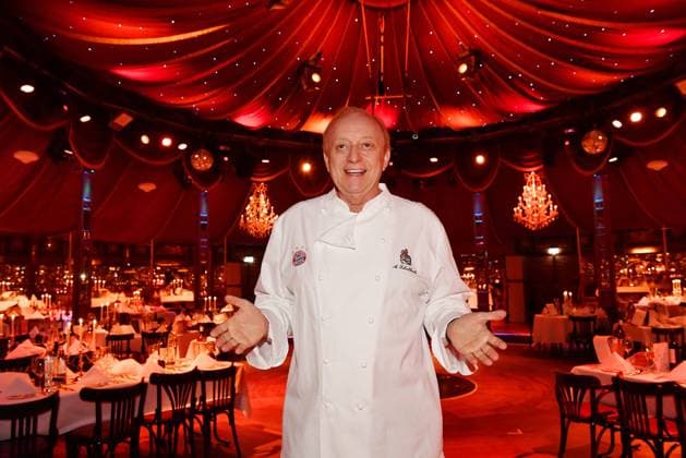 Bilder des Jahres 2021, Entertainment 11 November Entertainment Themen der Woche KW44 Entertainment Bilder des Tages Alfons Schuhbeck bei seiner Teatro Festival Dinnershow Premiere am 4.11.2021 in München Teatro Festival Dinnershow Premiere 2021 in Muenchen *** Alfons Schuhbeck at his Teatro Festival Dinnershow Premiere on 4 11 2021 in Munich Teatro Festival Dinnershow Premiere 2021 in Munich 