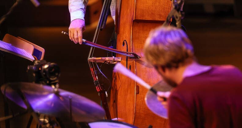 Konzert von Bobo Stenson Trio @ Pierre Boulez Saal Jazzfest Berlin Bobo Stenson Trio Bobo Stenson Klavier Anders Jormin Kontrabass Jon Fält Schlagzeug