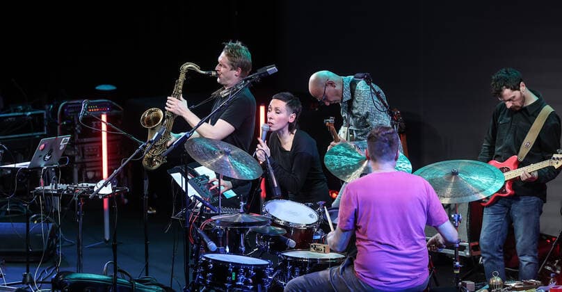Konzert von The Killing Popes @ Silent Green Betonhalle, Jazzfest Berlin The Killing Popes, Oliver Steidle Schlagzeug, Komposition Dan Nicholls Tasteninstrumente, Komposition Frank Möbus Gitarre Philipp Gropper Saxofon Phil Donkin Bass Jelena KuljiÄ‡ Gesang