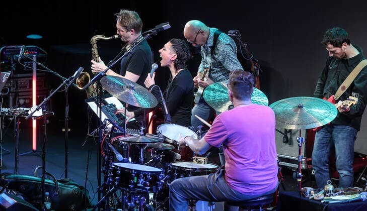 Konzert von The Killing Popes @ Silent Green Betonhalle, Jazzfest Berlin The Killing Popes, Oliver Steidle Schlagzeug, Komposition Dan Nicholls Tasteninstrumente, Komposition Frank Möbus Gitarre Philipp Gropper Saxofon Phil Donkin Bass Jelena KuljiÄ‡ Gesang