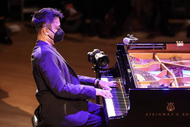Konzert von Vijay Iyer @ Pierre Boulez Saal Jazzfest Berlin The Vijay Iyer Trio feat. Linda May Han Oh and Tyshawn Sorey Vijay Iyer Klavier Linda May Han Oh Kontrabass Tyshawn Sorey Schlagzeug