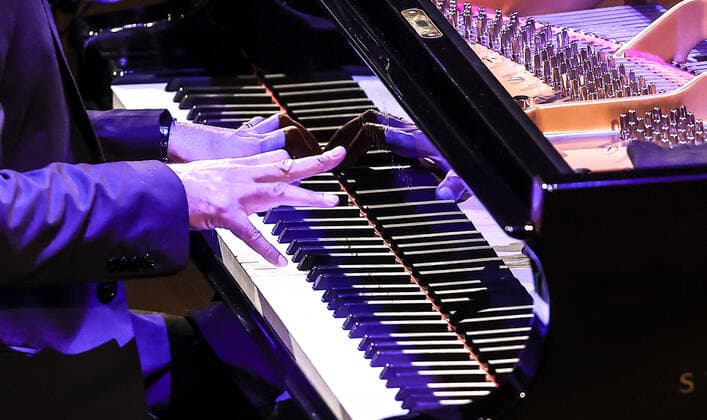 Konzert von Vijay Iyer @ Pierre Boulez Saal Jazzfest Berlin The Vijay Iyer Trio feat. Linda May Han Oh and Tyshawn Sorey Vijay Iyer Klavier Linda May Han Oh Kontrabass Tyshawn Sorey Schlagzeug