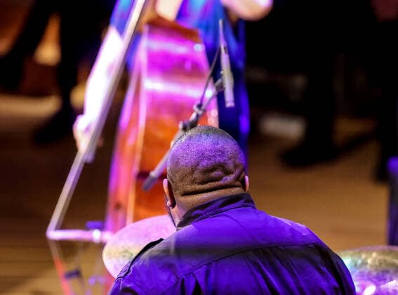 Konzert von Vijay Iyer @ Pierre Boulez Saal Jazzfest Berlin The Vijay Iyer Trio feat. Linda May Han Oh and Tyshawn Sorey Vijay Iyer Klavier Linda May Han Oh Kontrabass Tyshawn Sorey Schlagzeug