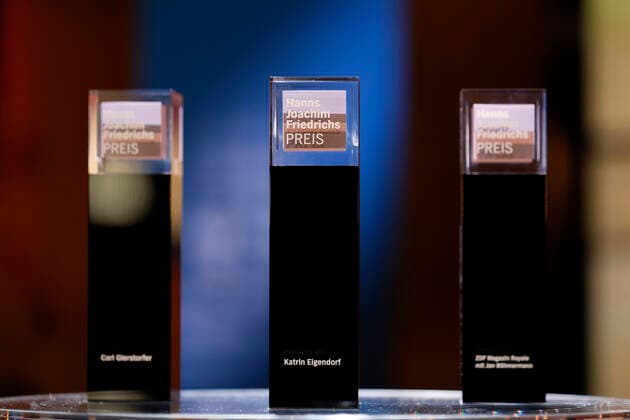 Der Preis bei der Verleihung des Hanns-Joachim-Friedrichs-Preises 2021 im WDR Funkhaus. Köln, 04.11.2021