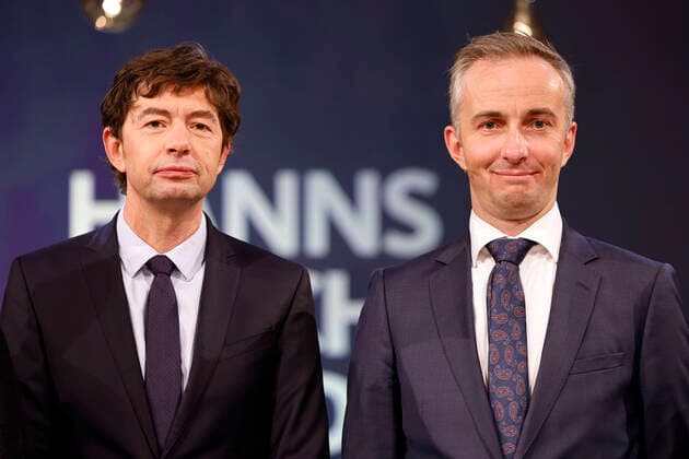 Christian Drosten und Jan Böhmermann bei der Verleihung des Hanns-Joachim-Friedrichs-Preises 2021 im WDR Funkhaus. Köln, 04.11.2021