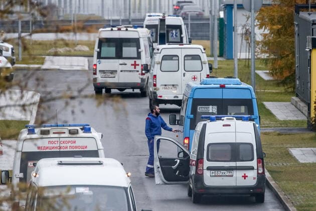 MOSCOW, RUSSIA â€“ NOVEMBER 5, 2021: Ambulances at the Novomoskovsky multipurpose medical centre treating patients who suffer from the novel coronavirus disease (COVID-19). Sergei Karpukhin TASS  TS116DBE