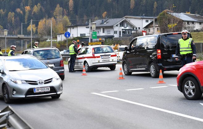 Landeck 05.11.2021, Landeck, AUT, Coronavirus in Österreich, Ausreisekontrollen in Landeck und Reutte, Beginn der Corona-Ausreisekontrollen Landeck und Reutte, An der Bezirksgrenze zwischen Landeck und Imst wird seit heute auf der B171 die Ausreise aus dem Bezirk kontroliert, im Bild die Polizei Kontrolliert die Fahrzeuge bei der Ausreise aus dem Bezirk during the Start of Corona exit controls Landeck and Reutte, At the district border between Landeck and Imst, as of today, the exit from the district is being controlled on the B171. Landeck, Austria on 2021 11 05.