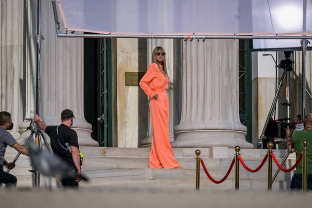 Entertainment Bilder des Tages November 5, 2021, Athens, Greece: Heidi Klum at the entrance of Zappeion Hall for the shooting of the German NEXT TOP MODEL. Athens Greece - ZUMAe114 20211105_zaa_e114_006 Copyright: xEurokinissix