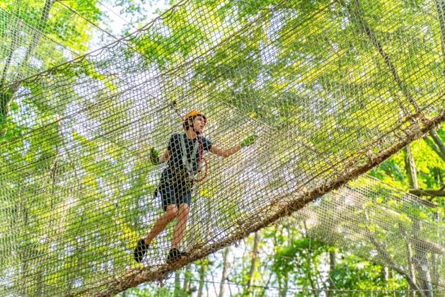  Junge klettert in einem Netz im Kletterwald und Hochseilgarten, Abenteuerpark Potsdam, Potsdam, Brandenburg, Deutschland, Europa *** Boy climbing in a net in the climbing forest and high ropes course, Adventure Park Potsdam, Potsdam, Brandenburg, Germany, Europe Copyright: imageBROKER/OliverxGerhard ibxoge07160606.jpg