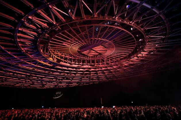 Konzertbesucher bei einem Konzert von Fritz Kalkbrenner im Velodrom in Berlin, 5. November 2021. Fritz Kalkbrenner in Berlin