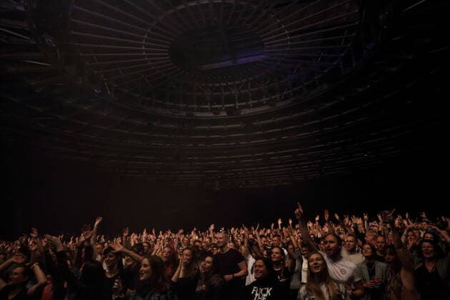 Konzertbesucher bei einem Konzert von Fritz Kalkbrenner im Velodrom in Berlin, 5. November 2021. Fritz Kalkbrenner in Berlin