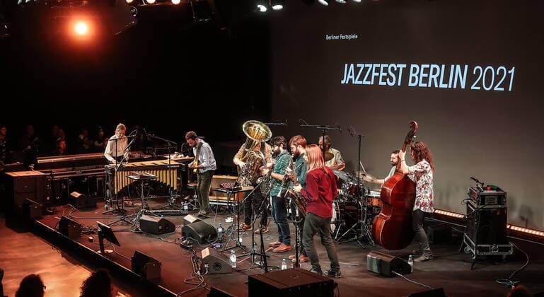 Konzert von Maurice Louca @ silent green, Betonhalle , Jazzfest Berlin Maurice Louca™s Elephantine, Maurice Louca Gitarre Tommaso Cappellato Schlagzeug, Perkussion Özün Usta Schlagzeug, Perkussion Els Vandeweyer Vibrafon Piero Bittolo Bon Altsaxofon Daniel Gahrton Baritonsaxofon Rasmus Kjaergard Lund Tuba