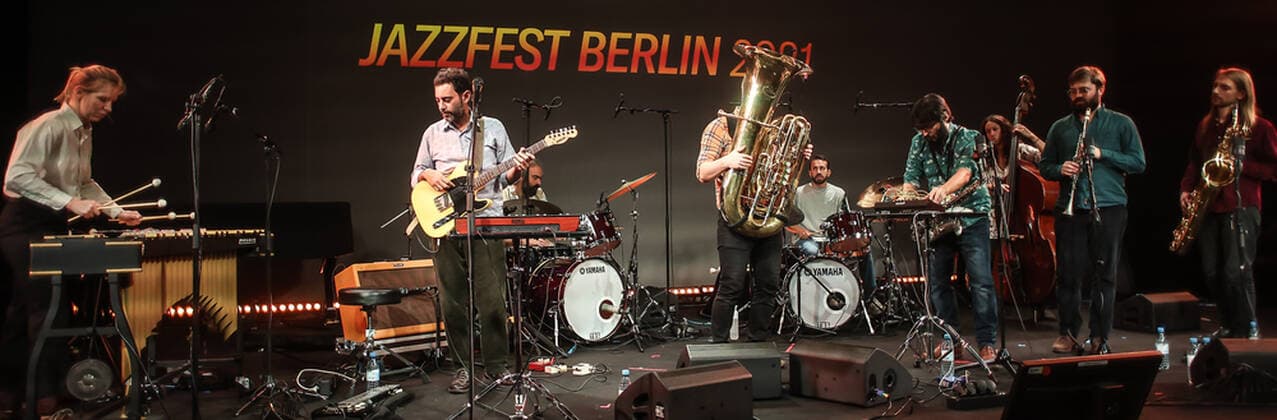 Konzert von Maurice Louca @ silent green, Betonhalle , Jazzfest Berlin Maurice Louca™s Elephantine, Maurice Louca Gitarre Tommaso Cappellato Schlagzeug, Perkussion Özün Usta Schlagzeug, Perkussion Els Vandeweyer Vibrafon Piero Bittolo Bon Altsaxofon Daniel Gahrton Baritonsaxofon Rasmus Kjaergard Lund Tuba