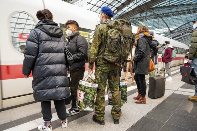 05.11.2021,Berlin,Deutschland,GER,Hauptbahnhof,Gleis 13,ICE 556 mit Fahrtziel Koblenz Hbf.Ein Bundeswehr Soldat. *** 05 11 2021,Berlin,Germany,GER,Hauptbahnhof,Gleis 13,ICE 556 with destination Koblenz Hbf A Bundeswehr soldier