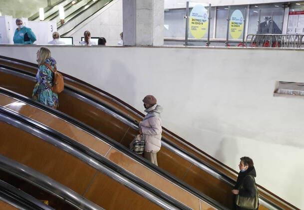 MOSCOW, RUSSIA - NOVEMBER 6, 2021: People ride an escalator at Turgenevskaya Station of the Moscow Underground where a rapid COVID-19 testing site is operating. Sergei Karpukhin TASS  TS116E8F