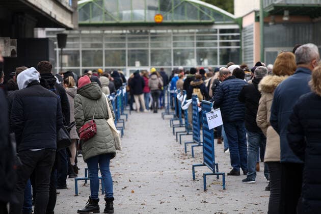Lnes for the coronavirus vaccination at the Zagreb Fair Citizens are seen waiting in lines at the Zagreb Fair for vaccination with the 1st and 2nd dose of the vaccine. The official confirmation of the headquarters has arrived that today is the day with the most deaths from coronavirus, as well as the largest number of infected people since the beginning of the pandemic. In the last 24 hours, 7,094 new cases of SARS-CoV-2 virus infection were recorded, and the number of active cases in Croatia today is a total of 31,689. Among them, 1,786 patients are in hospital treatment, of which 234 patients are on respirators., in Zagreb, Croatia, on November 06, 2021. ZeljkoxHladika PIXSELL