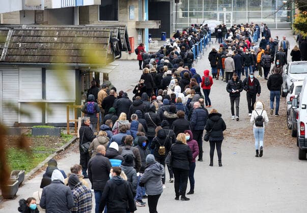 Lnes for the coronavirus vaccination at the Zagreb Fair Citizens are seen waiting in lines at the Zagreb Fair for vaccination with the 1st and 2nd dose of the vaccine. The official confirmation of the headquarters has arrived that today is the day with the most deaths from coronavirus, as well as the largest number of infected people since the beginning of the pandemic. In the last 24 hours, 7,094 new cases of SARS-CoV-2 virus infection were recorded, and the number of active cases in Croatia today is a total of 31,689. Among them, 1,786 patients are in hospital treatment, of which 234 patients are on respirators., in Zagreb, Croatia, on November 06, 2021. ZeljkoxHladika PIXSELL