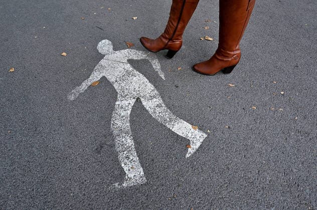 Mann und Frau. Das Piktogramm eines Mannes zur Markierung des Fußgängerweges, mit den Füssen einer vorbeigehenden Frau. Symbolfoto. Salzburg Salzburg Österreich *** Man and woman The pictogram of a man marking the pedestrian way, with the feet of a woman passing by Symbol photo Salzburg Salzburg Austria Copyright: xRolfxPossx
