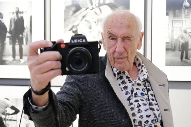 Bilder des Jahres 2021, Entertainment 11 November Entertainment Themen der Woche KW44 Entertainment Bilder des Tages Düsseldorf 06.11.2021 Fotojournalist Bildjournalist Fotograf Thomas Hoepker besuchte seine Foto-Austellung Wanderlust in der Leica Galerie Königsallee Düsseldorf Nordrhein-Westfalen Deutschland *** Düsseldorf 06 11 2021 photojournalist photojournalist photographer Thomas Hoepker visited his photo exhibition Wanderlust at Leica Galerie Königsallee Düsseldorf North Rhine Westphalia Germany