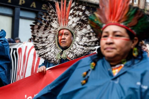 Environmental Protest During COP26 In Glasgow Indigenous environmental protesters hold plakards and flags during a march calling on politicians to take action on the climate crisis during the seventh day of the COP26 UN Climate Change Conference, held by UNFCCC inside the COP26 venue - Scottish Event Campus in Glasgow, Scotland on November 6, 2021. COP26, running from October 31 to November 12 in Glasgow, is the most significant climate conference since the 2015 Paris. 250 thousand people gathered on the streets of Glasgow to show their environmental unity. Glasgow Scotland United Kingdom  Copyright: xDominikaxZarzyckax zarzycka-environm211106_npf2F