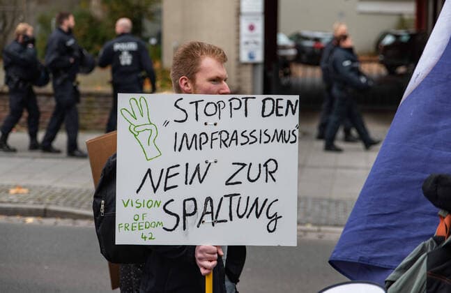 Querdenken Demonstration in Oldenburg 06.11.2021 Demonstration von Querdenken in Oldenburg mit ca. 90 Menschen, dazu Linker Gegenprotest, 06.11.2021. Copyright: xEibnerxPressefotox xFabianxSteffx EP_FSS
