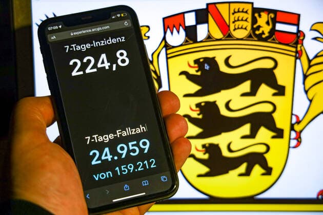 Coronavirus in Deutschland - Covid-19-Dashboard des Robert Koch-Institut DEU, Deutschland, Baden-Württemberg 07.11.2021: Die 7-Tage-Inzidenz für das Bundesland (Fälle letzte 7 Tage 100.000 EW) wird auf einem iPhone angezeigt, im Hintergrund das Landeswappen