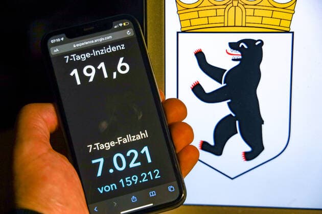 Coronavirus in Deutschland - Covid-19-Dashboard des Robert Koch-Institut DEU, Deutschland, Berlin 07.11.2021: Die 7-Tage-Inzidenz für das Bundesland (Fälle letzte 7 Tage 100.000 EW) wird auf einem iPhone angezeigt, im Hintergrund das Landeswappen