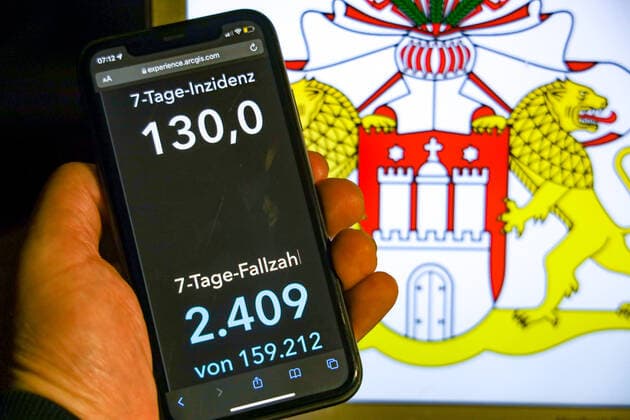 Coronavirus in Deutschland - Covid-19-Dashboard des Robert Koch-Institut DEU, Deutschland, Hamburg 07.11.2021: Die 7-Tage-Inzidenz für das Bundesland (Fälle letzte 7 Tage 100.000 EW) wird auf einem iPhone angezeigt, im Hintergrund das Landeswappen