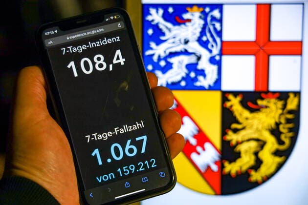Coronavirus in Deutschland - Covid-19-Dashboard des Robert Koch-Institut DEU, Deutschland, Saarland 07.11.2021: Die 7-Tage-Inzidenz für das Bundesland (Fälle letzte 7 Tage 100.000 EW) wird auf einem iPhone angezeigt, im Hintergrund das Landeswappen