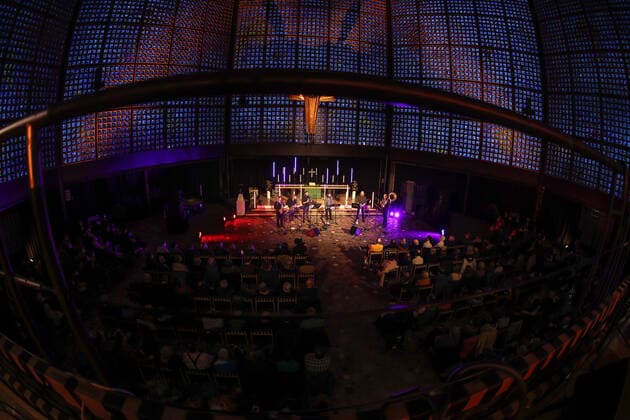 Konzert von Maria Faust @ Kaiser-Wilhelm-Gedächtnis-Kirche , Jazzfest Berlin Maria Faust™s Sacrum Facere, Maria Faust Altsaxofon Emanuele Maniscalco Orgel Ned Ferm Saxofon Francesco Bigoni Klarinette Tobias Wiklund Trompete Mads Hyhne Posaune Jonatan Ahlborn Tuba