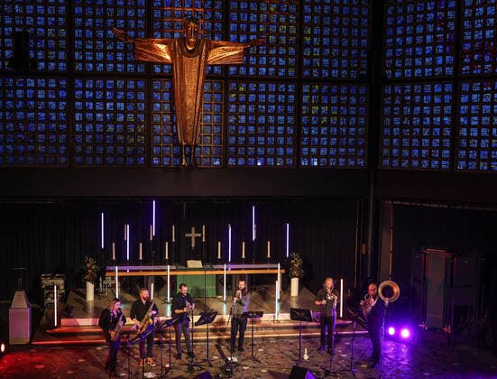 Konzert von Maria Faust @ Kaiser-Wilhelm-Gedächtnis-Kirche , Jazzfest Berlin Maria Faust™s Sacrum Facere, Maria Faust Altsaxofon Emanuele Maniscalco Orgel Ned Ferm Saxofon Francesco Bigoni Klarinette Tobias Wiklund Trompete Mads Hyhne Posaune Jonatan Ahlborn Tuba