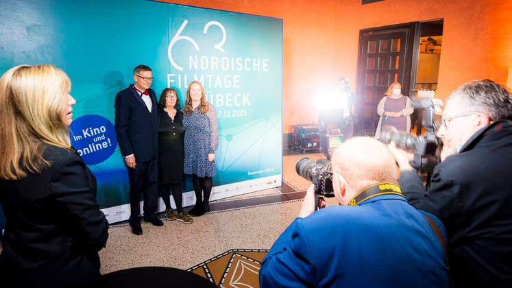 Fotografen stehen am roten Teppich. Filmpreisnacht der Nordischen Filmtage Lübeck, 06.11.21 Lübeck Schleswig-Holstein Germany Copyright: xAgentur54Gradx xFelixxKoenigx