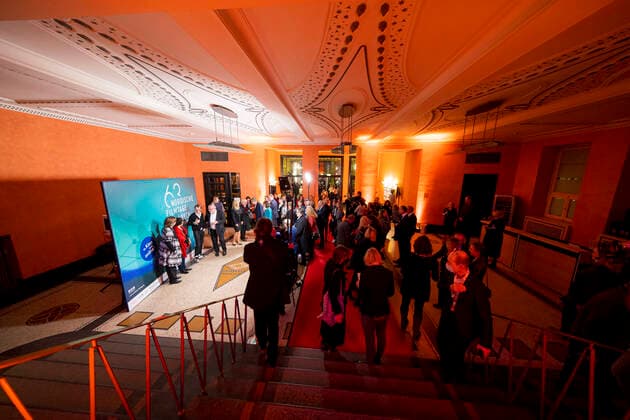 Die Gäste im Foyer des Theaters. Filmpreisnacht der Nordischen Filmtage Lübeck, 06.11.21 Lübeck Schleswig-Holstein Germany Copyright: xAgentur54Gradx xFelixxKoenigx