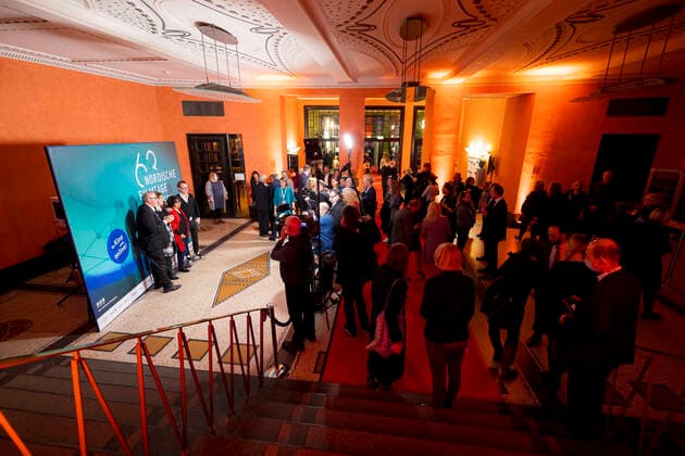 Die Gäste im Foyer des Theaters. Filmpreisnacht der Nordischen Filmtage Lübeck, 06.11.21 Lübeck Schleswig-Holstein Germany Copyright: xAgentur54Gradx xFelixxKoenigx