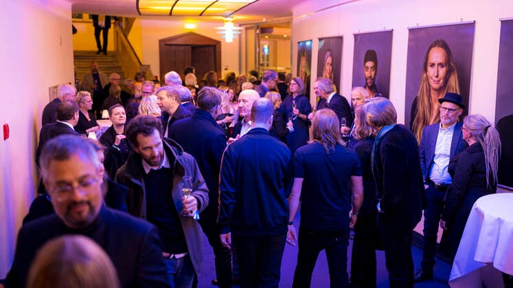 Die Gäste stehen im Foyer des Theaters. Filmpreisnacht der Nordischen Filmtage Lübeck, 06.11.21 Lübeck Schleswig-Holstein Germany Copyright: xAgentur54Gradx xFelixxKoenigx