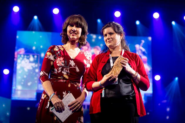 Cinestar-Filmpreis: Maya Connors (r.) und Jurymitglied Brita Dittmann. Filmpreisnacht der Nordischen Filmtage Lübeck, 06.11.21 Lübeck Schleswig-Holstein Germany Copyright: xAgentur54Gradx xFelixxKoenigx