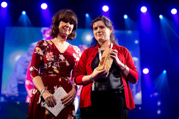Cinestar-Filmpreis: Maya Connors (r.) und Jurymitglied Brita Dittmann. Filmpreisnacht der Nordischen Filmtage Lübeck, 06.11.21 Lübeck Schleswig-Holstein Germany Copyright: xAgentur54Gradx xFelixxKoenigx