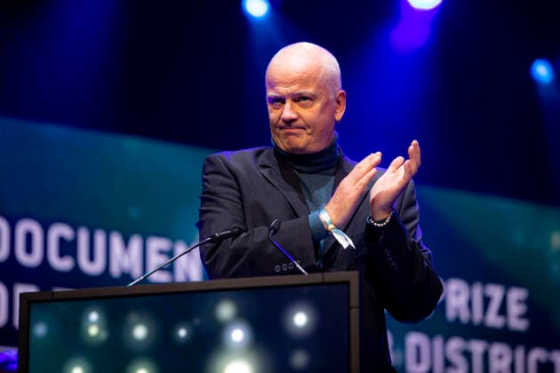 Bangt Andreas Rocksen freut sich über den Dokumentarfilmpreis. Filmpreisnacht der Nordischen Filmtage Lübeck, 06.11.21 Lübeck Schleswig-Holstein Germany Copyright: xAgentur54Gradx xFelixxKoenigx