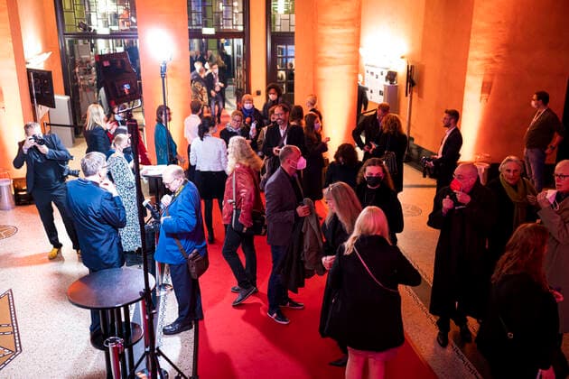 Die Gäste im Foyer des Theaters. Filmpreisnacht der Nordischen Filmtage Lübeck, 06.11.21 Lübeck Schleswig-Holstein Germany Copyright: xAgentur54Gradx xFelixxKoenigx
